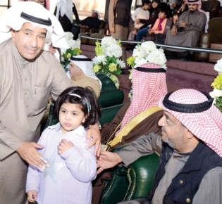 محمد القحطاني مع اصغر متابعي السباقات
