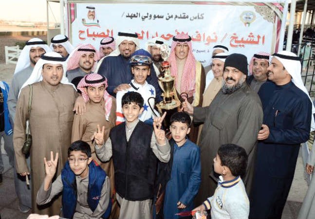 الشيخ فواز الخالد يسلم الكاس للفائز