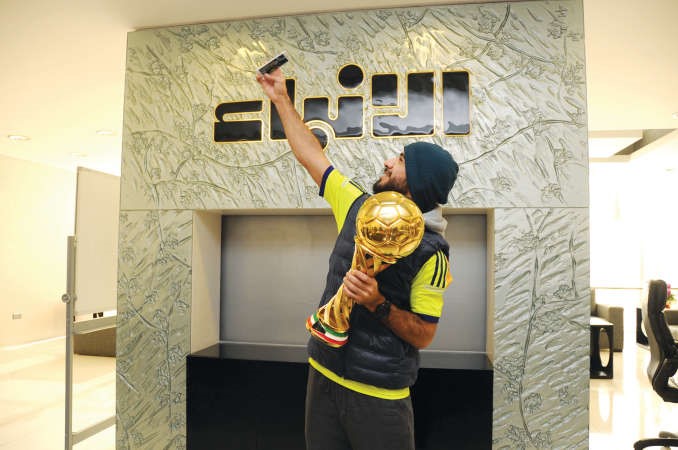 نايف زويد
يلتقط سيلفي مع الكاس