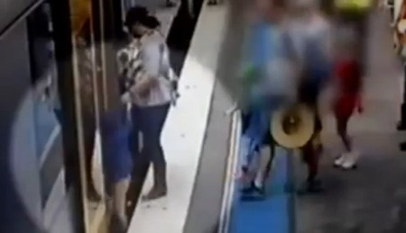 بالفيديو.. لحظة سقوط طفلة تحت قطار في محطة مترو
