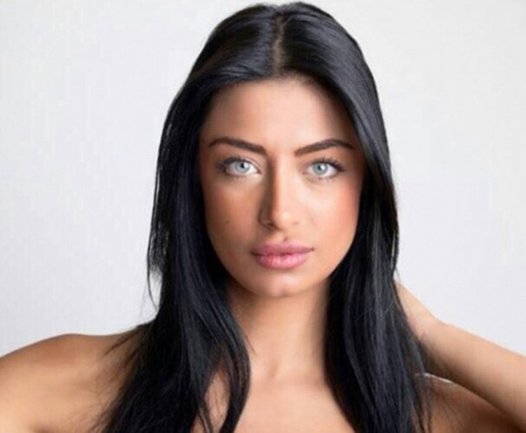 بالصور.. هذه الحسناء أشعلت مواقع التواصل... خمنّوا من أهلها من النجوم العرب!