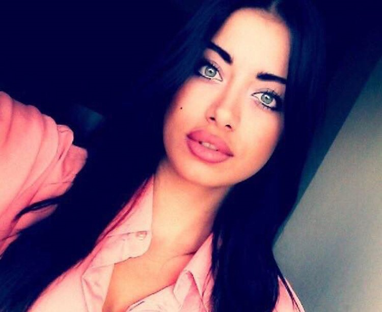 بالصور.. هذه الحسناء أشعلت مواقع التواصل... خمنّوا من أهلها من النجوم العرب!