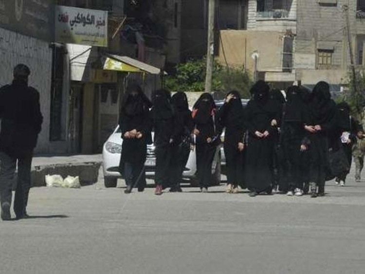 بالصور.. هكذا تعيش الرقة متشحة بالسواد تحت حكم "الدواعش"
