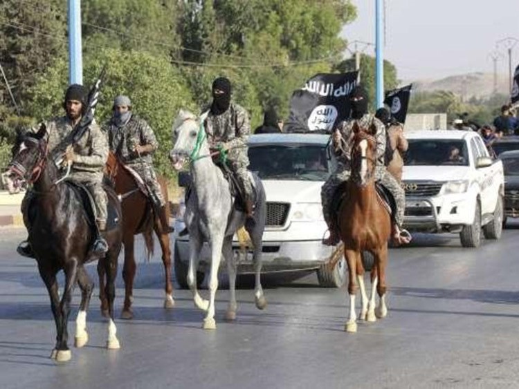 بالصور.. هكذا تعيش الرقة متشحة بالسواد تحت حكم "الدواعش"