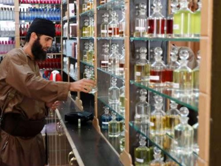 بالصور.. هكذا تعيش الرقة متشحة بالسواد تحت حكم "الدواعش"
