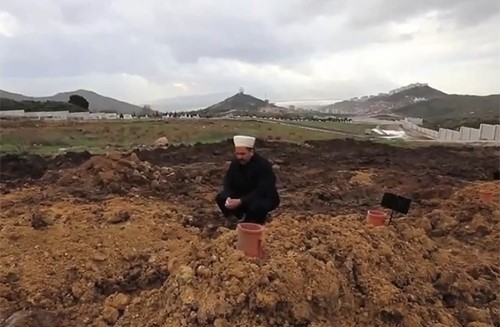بالفيديو.. إمام تركي يبكي خلال صلاته على طفل سوري في الثانية