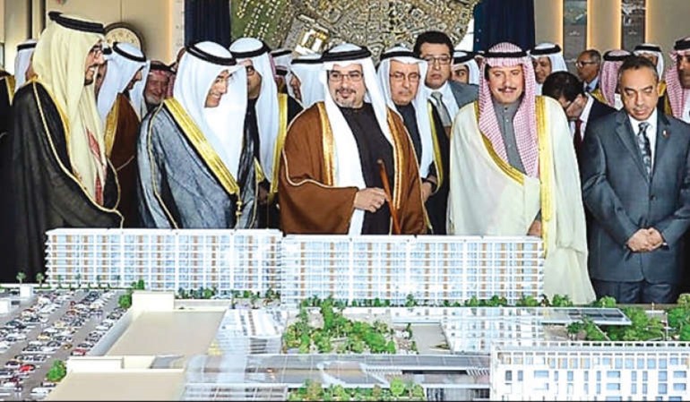 السفير الشيخ عزام الصباح خلال حضوره تدشين وضع حجر الاساس لمشروع مراسي البحرين﻿