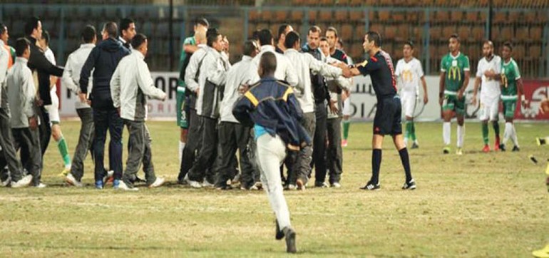 لاعبو المصري البورسعيدي يحاولون الاعتداء على الحكم محمود عاشور﻿