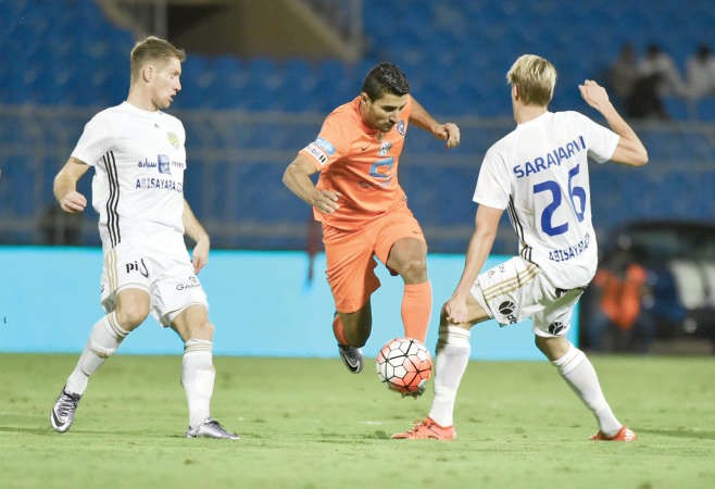 محترف الهلال الميدا يمر من مدافعي الفريق الفنلندي