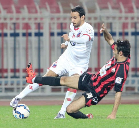 لاعب الكويت عبدالله البريكي يتعرض للمضايقة من جناح خيطان عمرو احمد					 الازرق كوم﻿