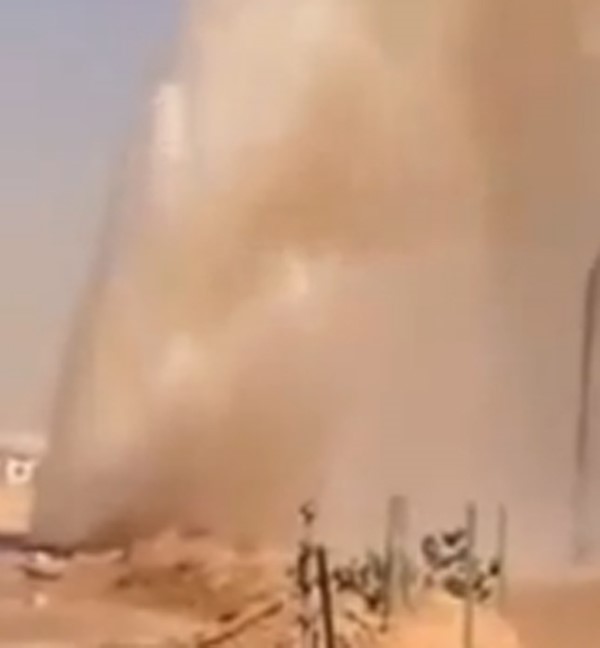 بالفيديو: "نافورة" ضخمة تنتج عن انفجار خط مياه