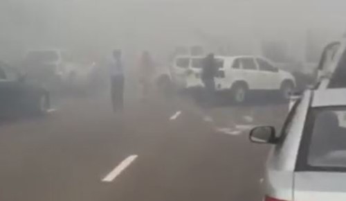 بالفيديو.. تصادم 96 سيارة على طريق أبوظبي - العين