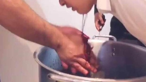 بالفيديو.. السعودية: القبض على مصوري مشهد تمثيل نحر طفل والغسيل بدمه