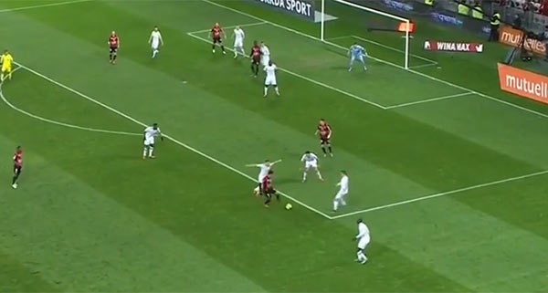 بالفيديو.. حاتم بن عرفة يبهر الفرنسيين.. بمراوغة مذهلة