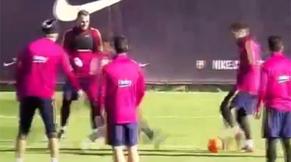 بالفيديو.. ميسي يحرج زميله بكوبري رائع تحت تصفيق اللاعبين
