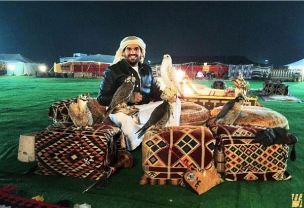 حسين الجسمي في جلسة مع خمسة صقور!.. شاهد