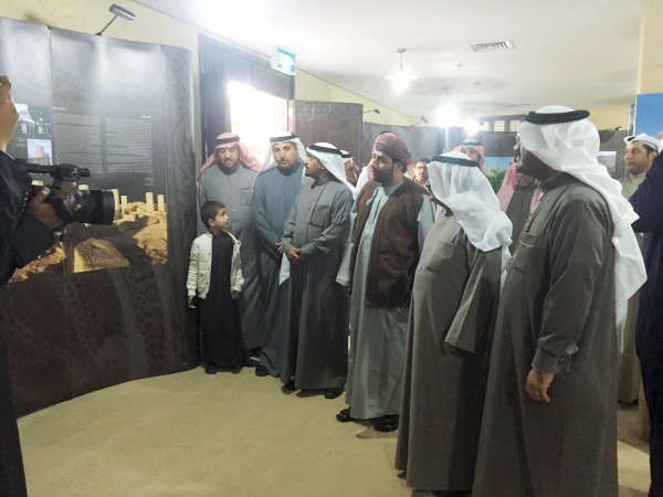 المستشار محمد شرار متفقدا جناح سلطنة عمان﻿