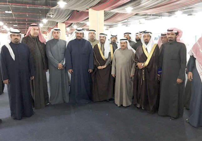المستشار محمد شرار والشيخ صباح فهد الناصر خلال زيارة المتاحف التراثية الخليجية في القرية﻿