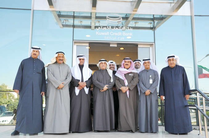 صلاح المضف وثابت المهنا وعدد من المشاركين امام الفرع الجديد في غرناطة﻿