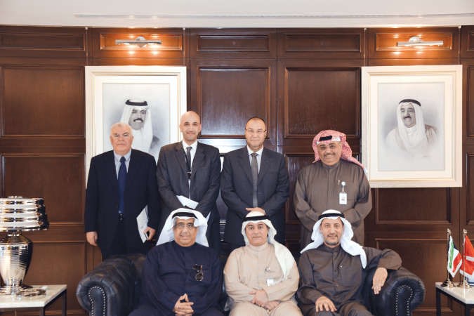 المضف مع المشاركين في توقيع عقد المبنى الجديد﻿