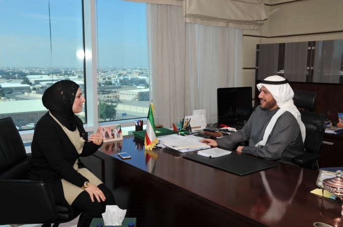 الشيخ عبدالله الاحمد متحدثا للزميلة دارين العلي ريليش كومار﻿