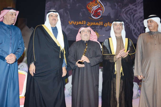 منقذ السريع يتسلم تكريم والده عبدالعزيز السريع من وزير الاعلام﻿