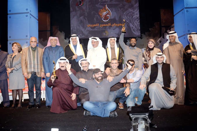 فرحة الفوز لفريق مسرحية صدى الصمت بعد تسلمهم الجائزة من وزير الاعلام والشباب الشيخ سلمان الحمود الصباح وامين عام الهيئة العربية للمسرح اسماعيل عبداللهمحمد هاشم﻿