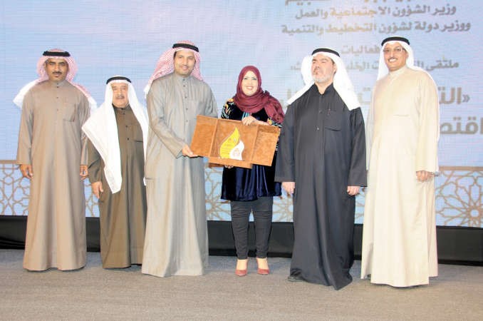  نائب رئيس مجلس الادارة محمد البصري يتسلم تكريم جمعية قرطبة التعاونية 