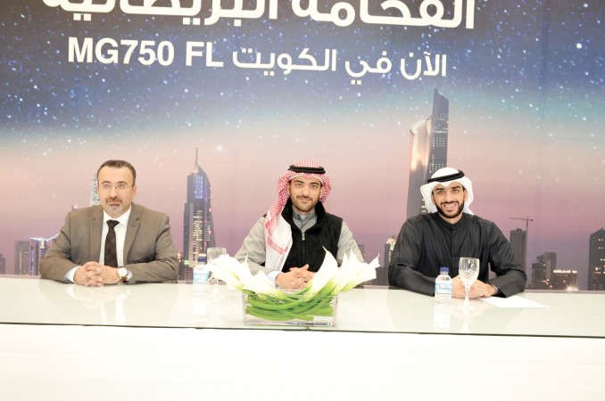 ناصر الغانم ومرزوق عادل الغانم وعلي صباغ خلال المؤتمر الصحافيريليش كومار