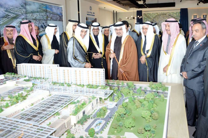 ولي العهد البحريني الامير سلمان بن حمد ال خليفة ومازن الناهض وعبد العزيز النفيسي خلال تدشين المشروع