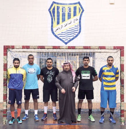 مدير الفريق عامر العنزي الى جانب اللاعبين الخمسة الجدد