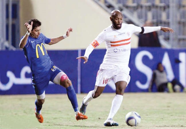 لاعب الزمالك محمود عبدالرازق شيكابالا يتخلص من مضايقة مدافع اتحاد الشرطة