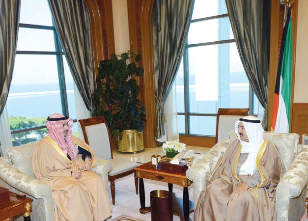 صاحب السمو الامير الشيخ صباح الاحمد مستقبلا مرزوق الغانم 