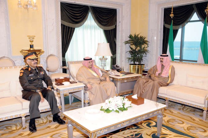 سمو ولي العهد الشيخ نواف الاحمد مستقبلا الشيخ خالد الجراح والفريق الركن محمد الخضر 