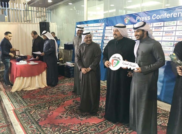 تسليم احد الفائزين مفتاح السيارة