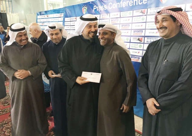 الشيخ طلال الفهد يكرم المراقب جاسم العميري بحضور احمد الدويلة وهايف الديحاني وسهو السهو 