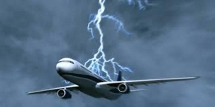 9- البرق لا يضر بالطائرة، حيث ان البرق عندما يضرب الطائرة، يصيبها عادة باضرار بسيطة او معدومة