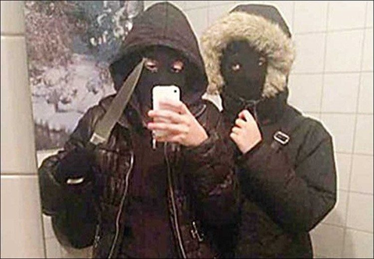 1- صورة سيلفي لفتاتين متخفيتين وراء قناع، قبل سرقتهما مطعما في السويد، وتمكنت الشرطة من تتبعهما والقاء القبض عليهما في منزل والدة احداهما