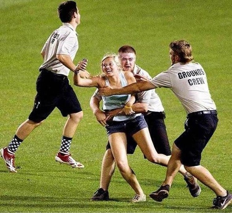 2- فتاة اقتحمت ملعب بيسبول خلال دوري عالمي للعبة عام 2013، والتقطت صورة سيلفي نشرتها على فاين، بينما يمنعها الحراس ويخرجونها خارج الملعب