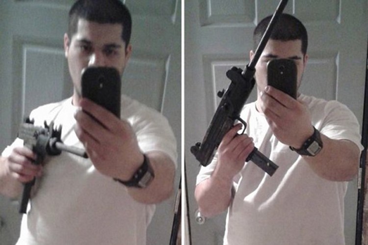 4- شاب 21 عاما رفع صورة سيلفي حاملا بندقية على فيس بوك، اثيرت الشكوك حوله بسرقة بنك في متشيغان، وتمكن المحققون من مطابقة صورته مع صورة المجرم في كاميرا الامن في البنك، وتبين انه السارق والقي القبض عليه