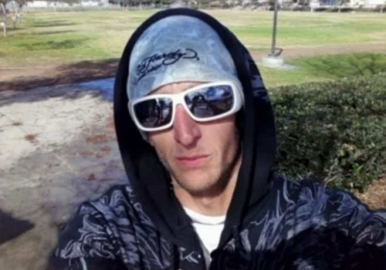 5- سرق هاتفا ذكيا من شخص اثناء تواجده في الكنيسة في جنوب كاليفورنيا وبفضل صورة سيلفي التقطها السارق بهاتف صاحبه، تمكنت الشرطة من القاء القبض عليه