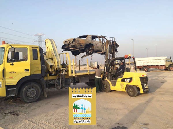 رفع احدى السيارات المخالفة في صناعية الشرق 