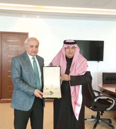 دعبدالعزيز التويجري مقدما وسام الايسيسكو الى دبدر العيسى﻿