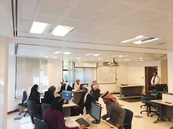 عدد من الطلبة خلال عملية التسجيل
