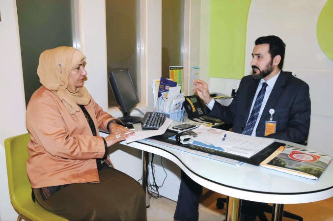 دفيصل الكندري متحدثا الى الزميلة زينب ابوسيدو محمد خلوصي
