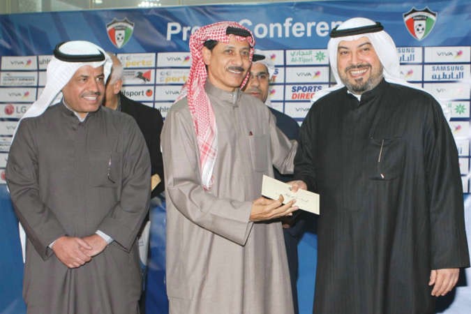 الشيخ دطلال الفهد يكرم الحكم المونديالي سعد كميل بحضور هايف المطيري﻿