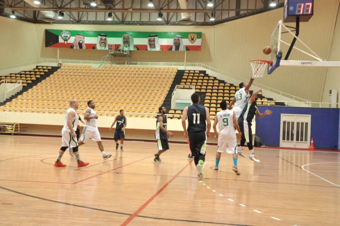 لاعب العربي عمران نذير يسجل في سلة اليرموك
احمد علي