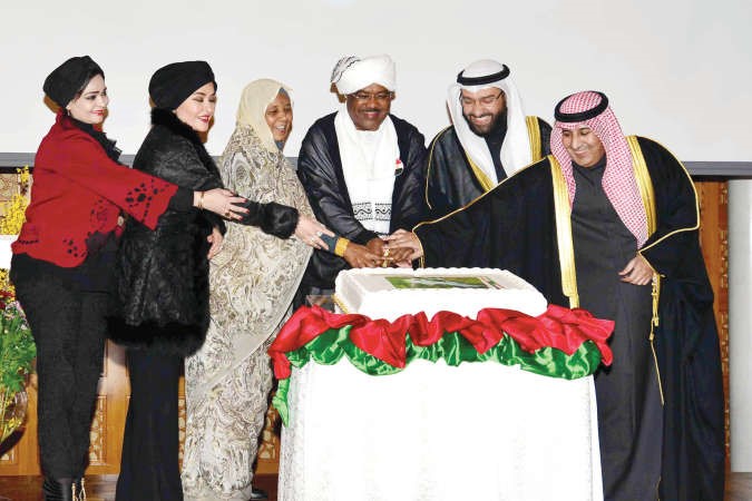 د علي العمير و السفير عزيز الديحاني يشاركان السفير السوداني قطع كعكة الاحتفال 	شانافاس قاسم﻿