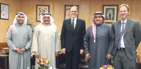 من اليمين المسؤول التجاري الاول جف هاملتون وخالد المطوع وسفير الولايات المتحدة لدى الكويت دوغلاس سيليمان وفيصل المطوع وعلي المطوع﻿