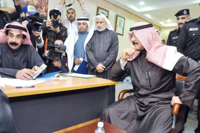 نائب رئيس الوزراء ووزير الداخلية الشيخ محمد الخالد يتفقد تسجيل احد المرشحين